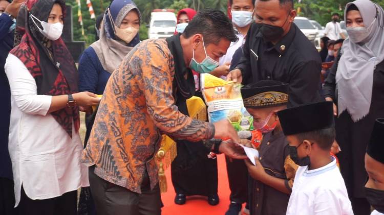 HUT Karang Taruna ke - 61, Bupati Rohil Santuni Ratusan Anak Yatim dan Resmikan Gerakan Peduli Yatim