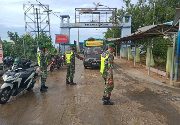Babinsa Koramil 05/Rupat Gelar Pendisiplinan Prokes bagi Penumpang Kapal Roro