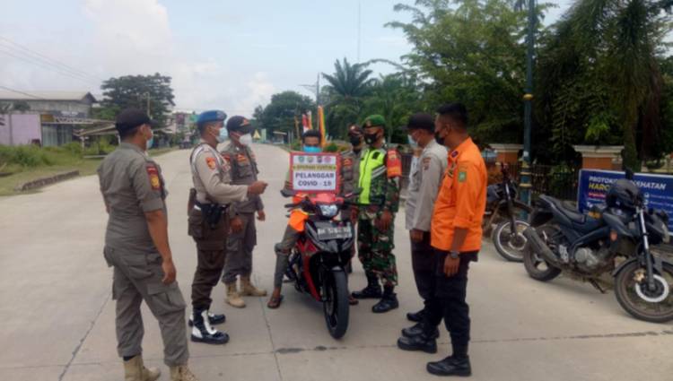 Babinsa Koramil 05/Rupat Gelar Operasi Yustisi di Pos PPKM Level 3