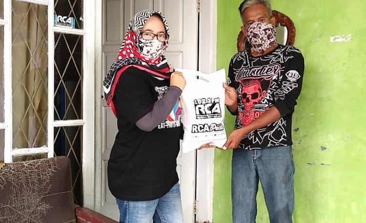 RCA Peduli Bagikan Sejumlah Paket Sembako ke Warga yang Terdampak Covid-19