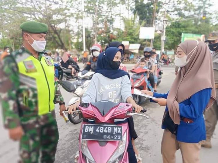 STIKes Husada Gemilang Bagikan Ratusan Masker Gratis ke Warga Tembilahan