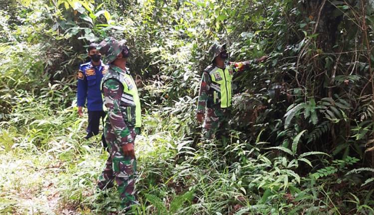 Cegah Karhutla, Babinsa Koramil 05/Rupat Gelar Patroli Lahan Rawan Kebakaran