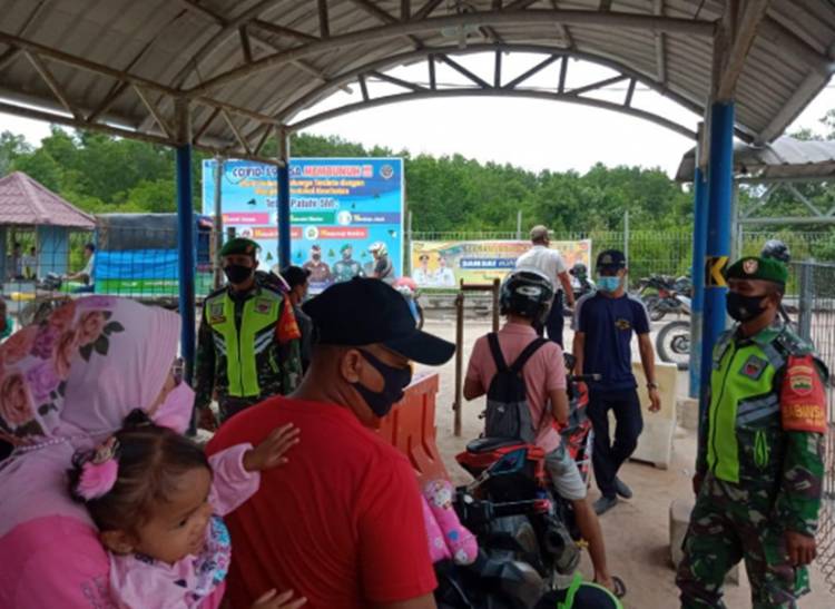 Wajib Pakai Masker Babinsa Koramil 05/Rupat Gelar Disiplin Protokol Kesehatan di Pelabuhan Roro