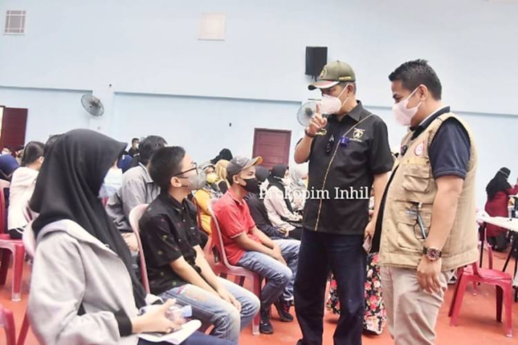 Wabup Inhil H. Syamsuddin Uti Tinjau Vaksinasi Pelajar dan Dorong Masyarakat agar Tidak Ragu di Vaksin