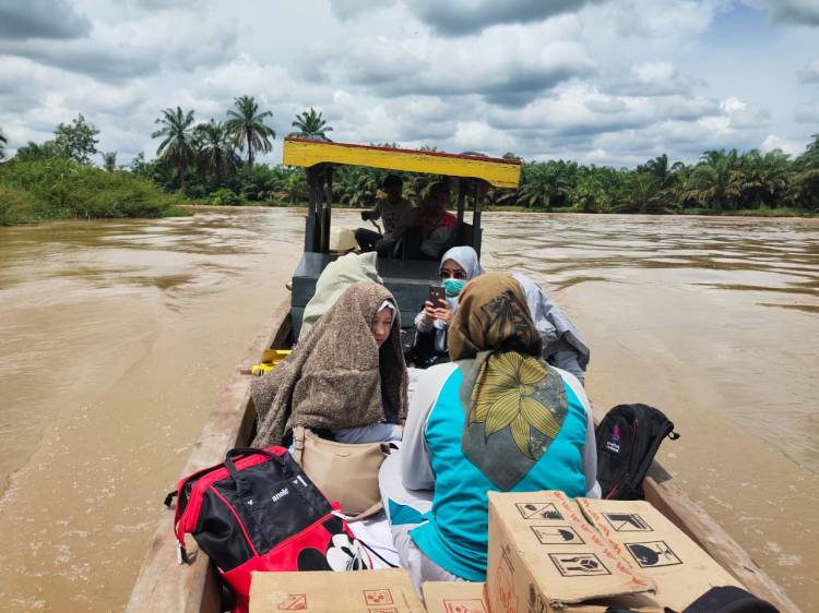 Lalui 3 Jam Perjalan Gunakan Perahu, Polsek Pujud Dampingi Nakes Vaksinasi Warga Air Hitam