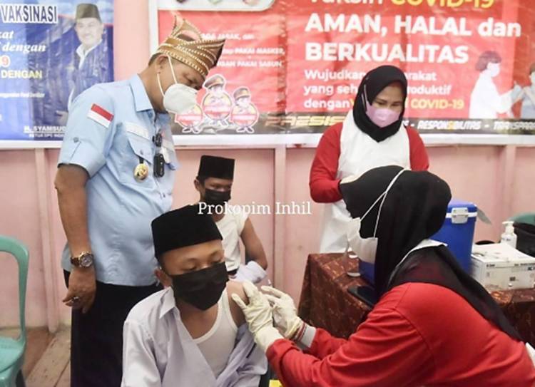 Wabup Inhil H. Syamsuddin Uti Tinjau Pelaksanaan Vaksinasi di SMP dan MTs Budidaya Pulau Palas