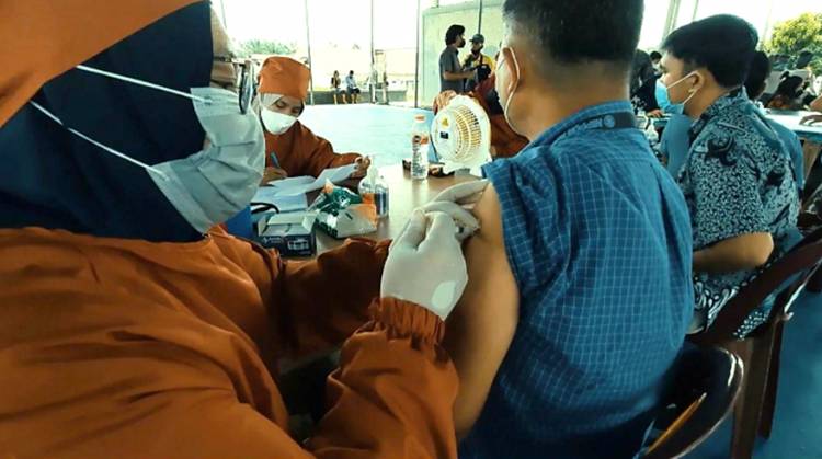 PLN UPP Sumbagut 4 Kolaborasi dengan Kodim 0208/Asahan Vaksinasi 1.500 Pekerja