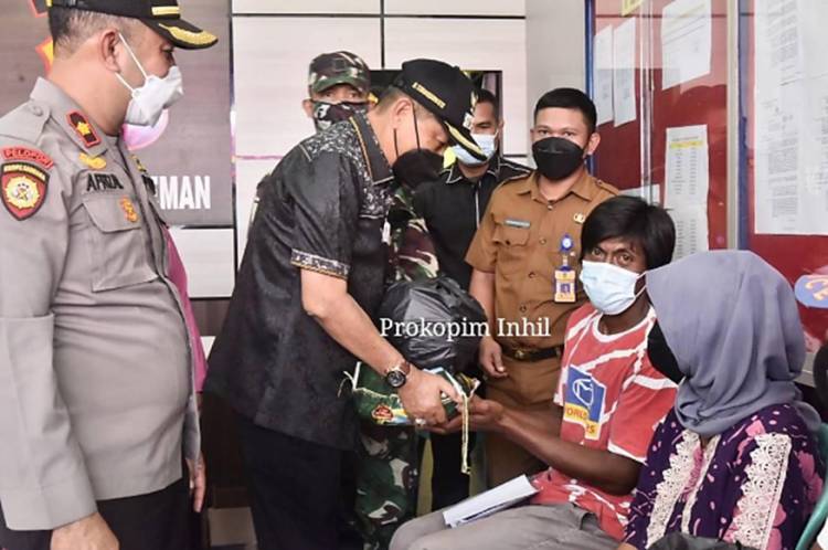Kunker ke Kecamatan Kateman, Wabup Inhil Berikan Bantuan Sembako ke Masyarakat Suku Duano yang Divaksin