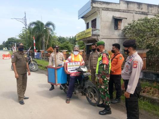 Babinsa Koramil 05/Rupat Gelar Operasi Yustisi di Pos PPKM 