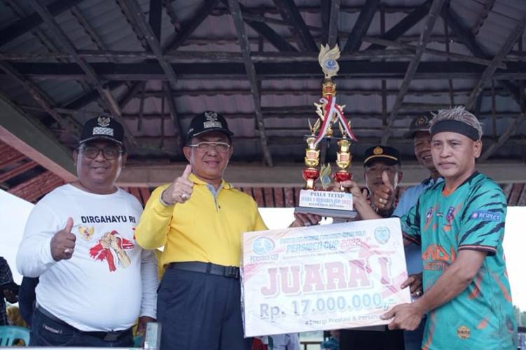 Bupati Inhil Janji Bantu Rp 200 Juta Guna Peningkatan Lapangan Sepak Bola Pangeran Tengku Sulung