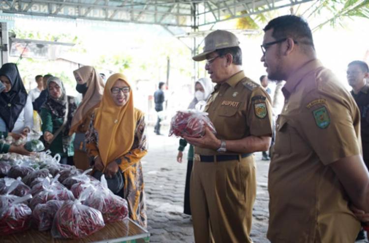 Bupati HM. Wardan Tinjau Pasar Murah yang Ditaja Disdagtri Inhil dan Berharap Tepat Sasaran