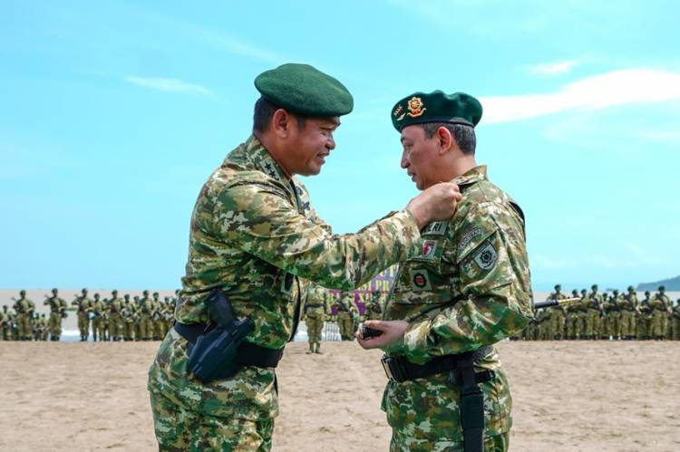 Kapolri Jenderal Listyo Sigit Prabowo Dikukuhkan sebagai Warga Kehormatan Kostrad