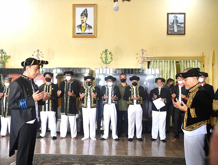 Presiden Jokowi Mendapat Kehormatan dengan Dianugerahi Gelar Adat Kesultanan Ternate