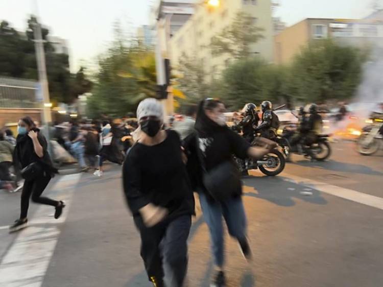 Iran Dilanda Protes 'anti-jilbab' Pascakematian Seorang Wanita dalam Tahanan, 5 Demonstran Tewas