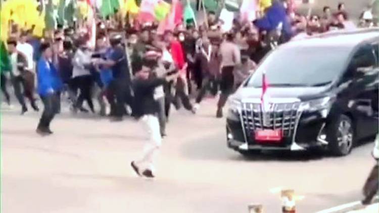 Pendemo di Palembang Nekat Adang Mobil Wapres,  27 Orang Pendemo Diamankan Polisi 