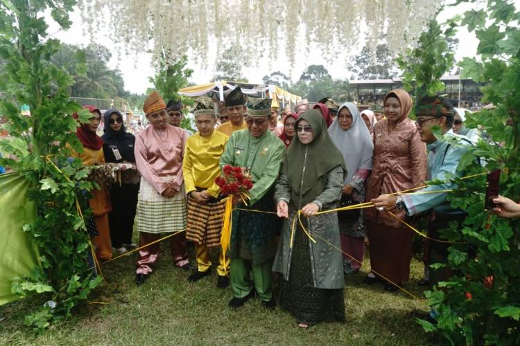 Bupati HM WARDAN Lepas Pawai Ta'aruf dan Buka Stand Bazar MTQ ke-53 Tingkat Kabupaten Indragiri Hilir tahun 2023