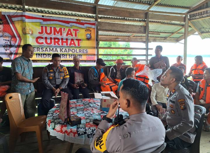Polres Inhil Berikan Life Jacket kepada Nelayan