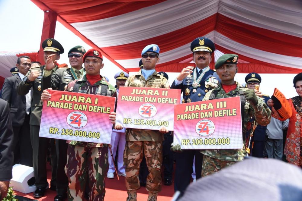 RAIDER 323 KOSTRAD REBUT JUARA 3 PARADE DEFILE HUT KE-74 TNI DI JAKARTA