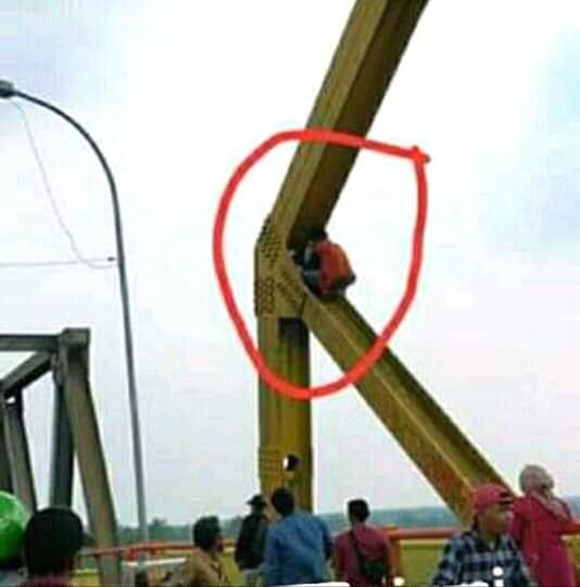 Heboh!! Di Jembatan Rumbai Inhil, Seorang Pria Gendong Anak Ingin Bunuh Diri