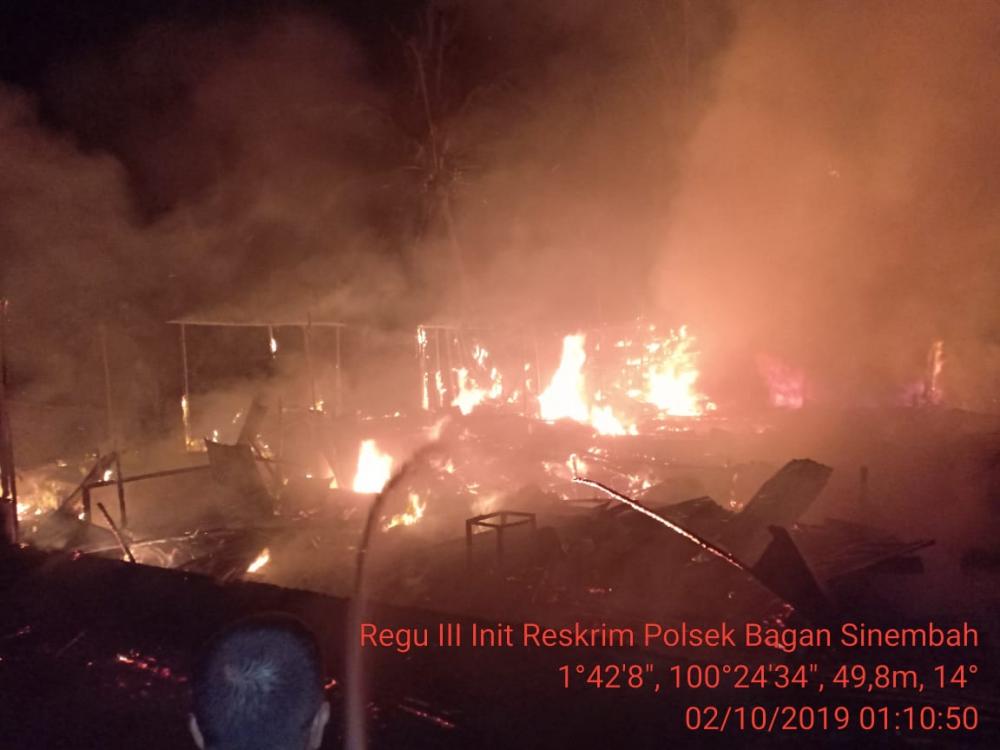 Diamuk Si Jago Merah, 6 Pintu Rumah Kontrakan di Sei Buaya Bagan Batu Tinggal Abu