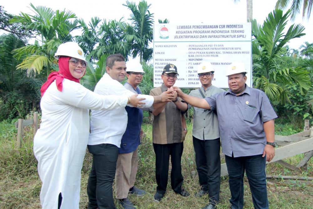 Bupati Indragiri Hilir HM Wardan Meletakan Batu Pertama Tanda di Mulainya Kegiatan Indonesia Terang dari LPCI Untuk Inhil