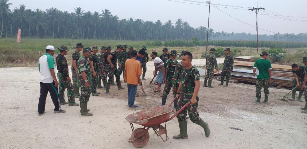 TNI dan Masyarakat Goro Jalan yang akan Ditimbun Sertu