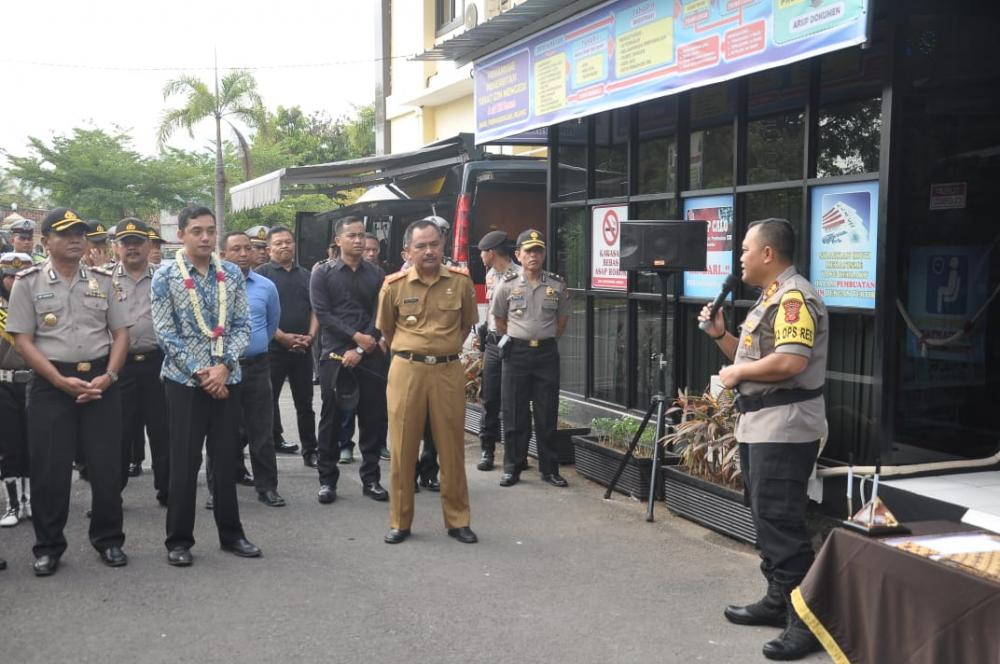 Kapolres Banjar Didampingi Pimpinan Cabang BRI Banjar Resmikan Renovasi Gedung Satlantas Polres Banjar