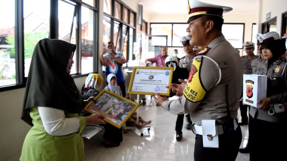 Satlantas Polres Banjar Beri penghargaan kepada Pengendara Berperilaku Tertib dan Disiplin