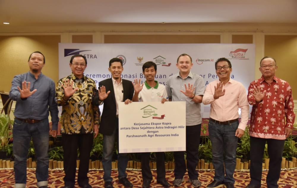 PT Astra International Tbk Serahkan Bantuan Untuk Petani Kelapa