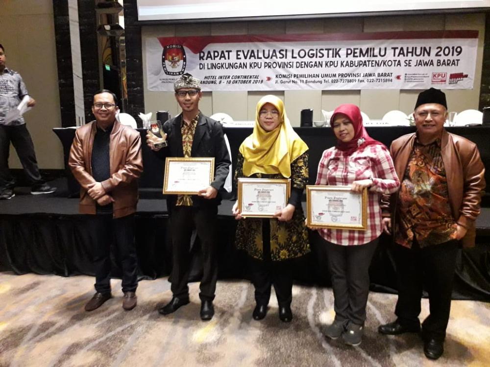 KPU Kota Banjar Raih Dua penghargaan sekaligus dalam acara KPU Award.
