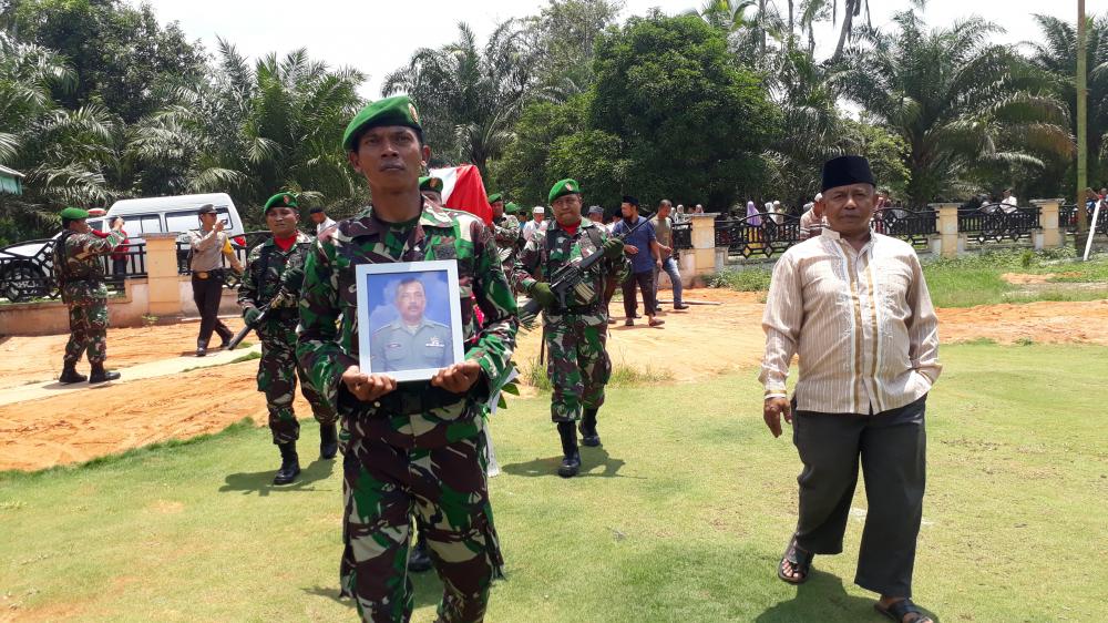 Koramil 05/ Rupat Bantu Prosesi Pemakaman Alm Serda Arshaf