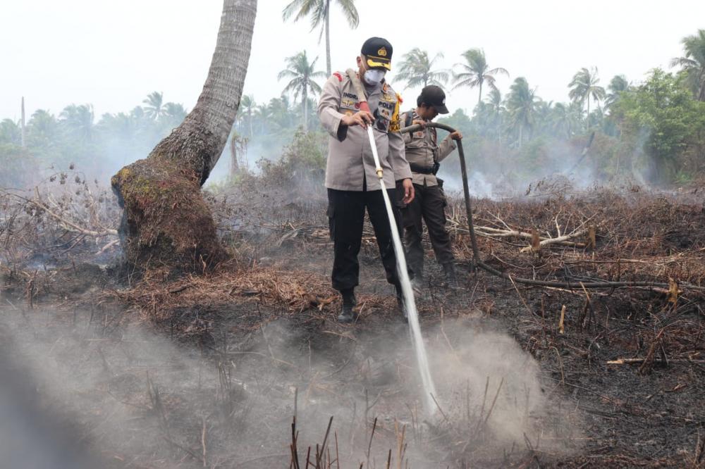 Kapolres Inhil Turun Langsung Menyisir(Kebakaran Hutan dan Lahan) Karhutla Di Kecamatan Mandah.