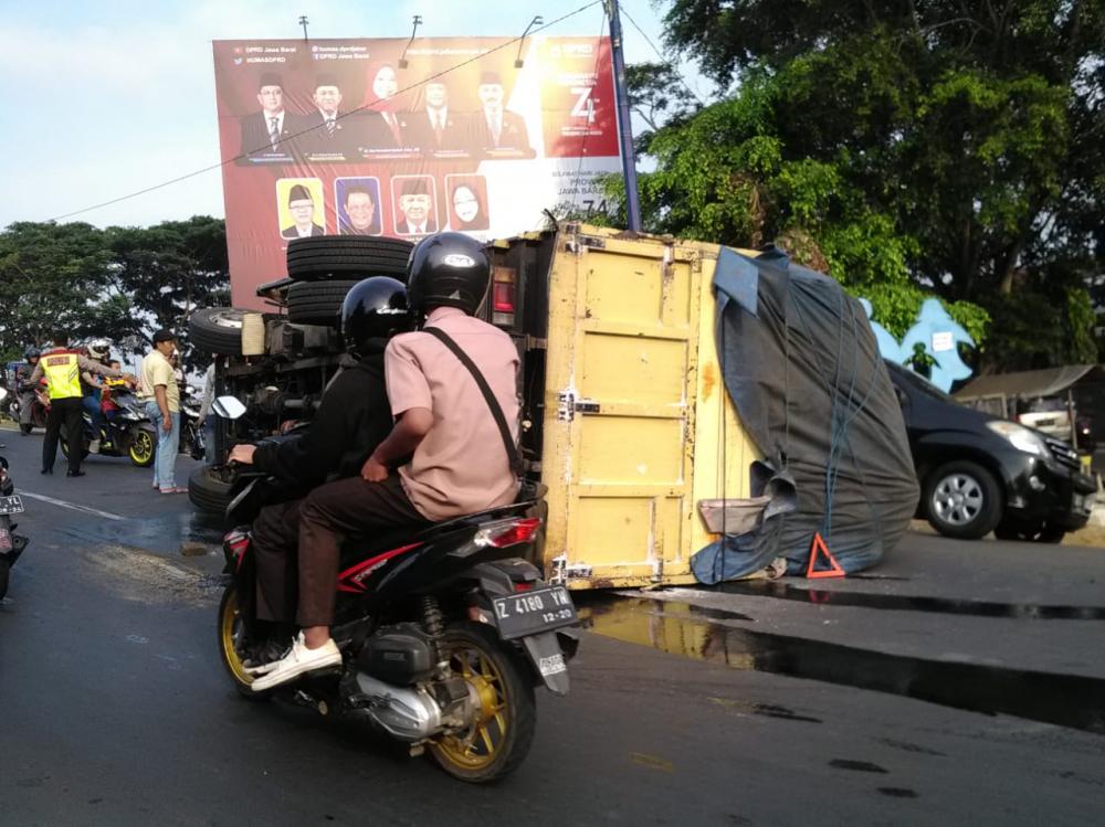 Truk  Sarat Muatan Tepung Terguling 