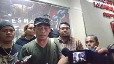 Penggiat Media Sosial Ninoy Karundeng Pendukung Jokowi Ancam Laporkan Pengurus DKM Al- Falaah Kalau Tidak Lakukan Ini