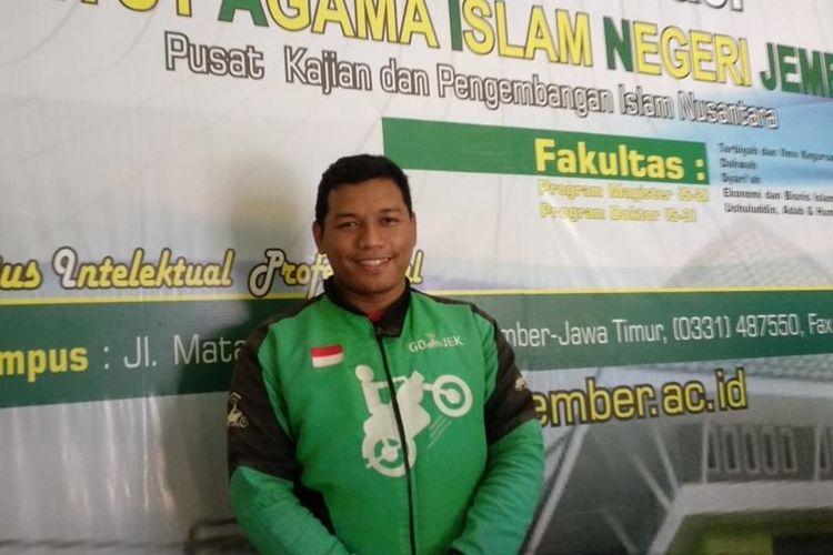 Driver Ojek Onlie Lulus Kuliah S2 dan Menyandang Gelar Magister Hukum,Predikat Cum Laude