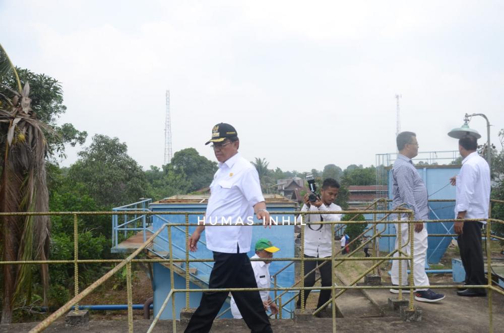 Bupati Indragiri Hilir (Inhil) Drs HM Wardan MP melakukan peninjauan PDAM yang ada di Jalan Gerilya