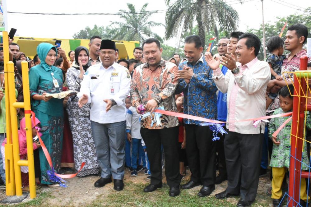 Bupati Kampar Resmikan Taman Bermain Layak Anak