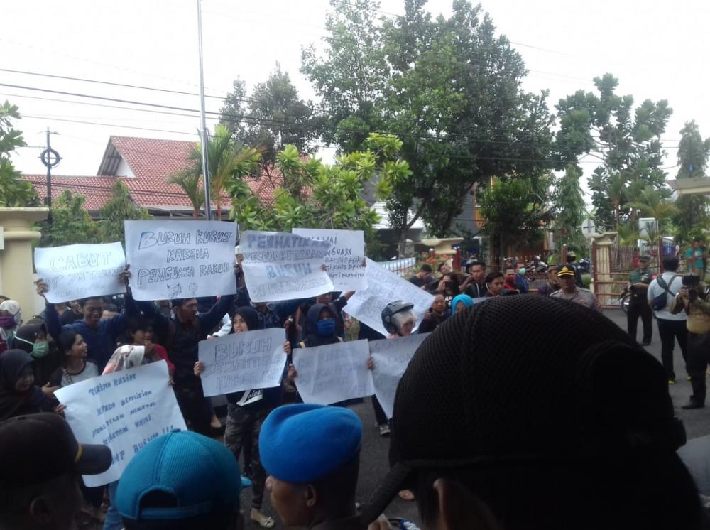 Aksi  Forum Solidaritas Buruh Banjar (FSBB) Tuntut Revisi UU Ketenagakerjaan.