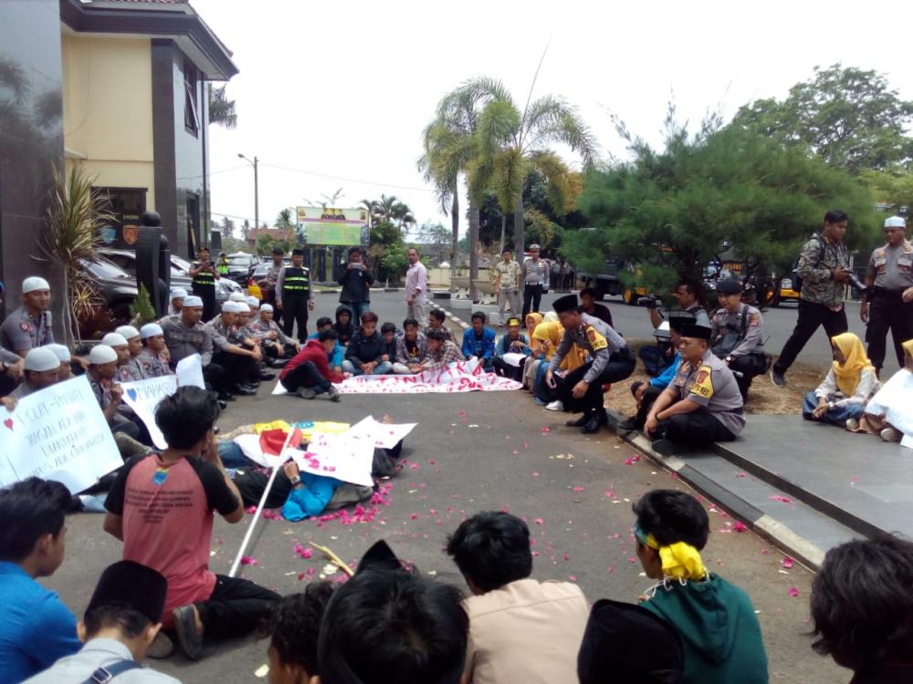 *Unik, Polisi Berkopiah Sambut Aksi Damai Solidaritas dari PMII Kota Banjar*