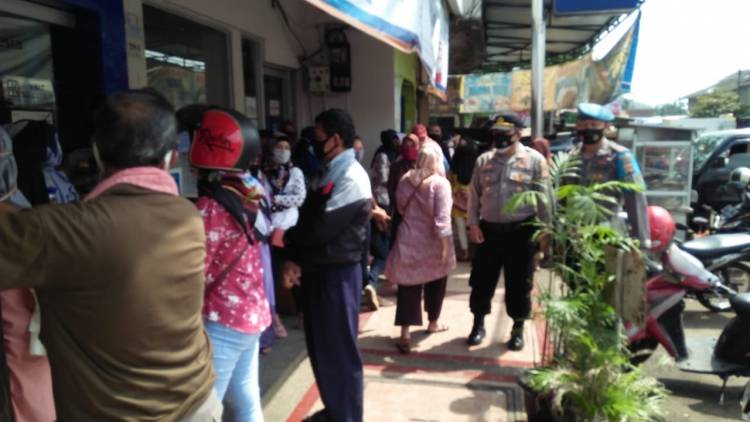 Kapolsek Pataruman Resor Banjar Polda Jawa Barat AKP Cecep Edi Sulaeman, S.IP Pastikan Penyaluran Bantuan BPUM sesuai Prokes