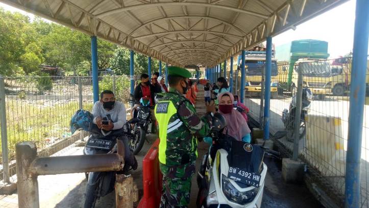 Tegakan Disipiln Babinsa Himbau Masyarakat dan Penumpang Roro Wajib Mengunakan Masker