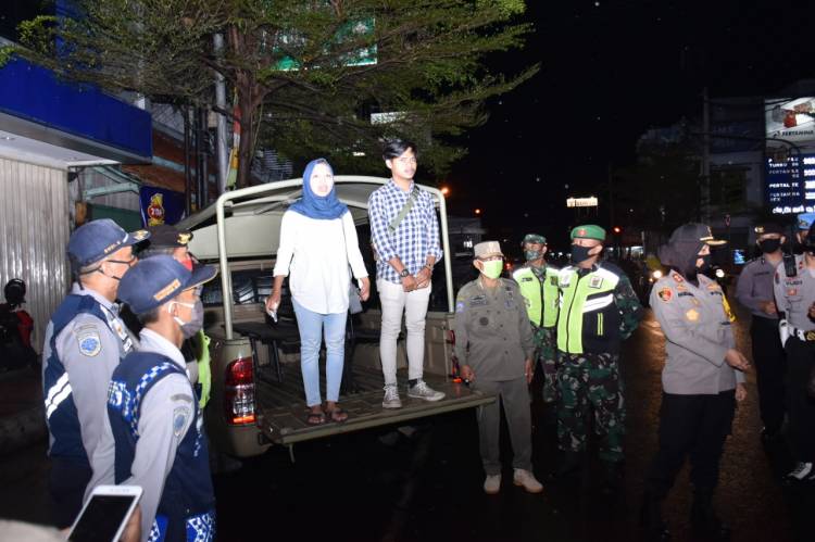 Sepasang Muda-Mudi Terjaring Operasi Yustisi, Disanksi Ucapkan Pancasila di Atas Mobil Dinas Sat Pol PP