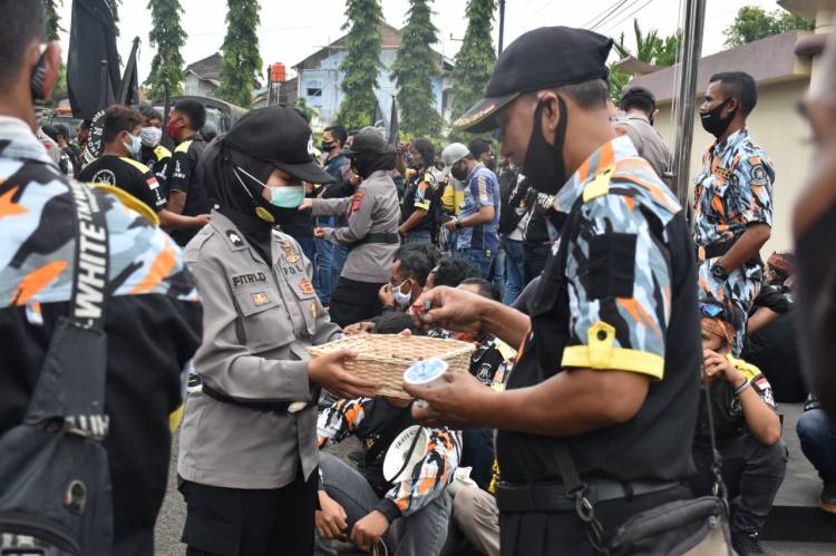 Kembali Aksi Simpatik Polwan Polres Banjar Menghadapi Peserta Unjuk Rasa