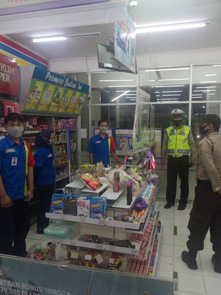 Cuaca Hujan Kepolisan Sektor Pataruman Tetap Laksanakan Kegiatan Kepolisian Rutin Yang Ditingkatkan Pada Akhir Pekan