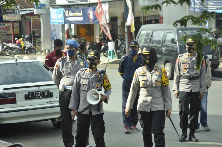 Tetap Semangat, Kapolres Banjar Terus Sampaikan Imbauan Protokol Kesehatan di Pasar Langensari