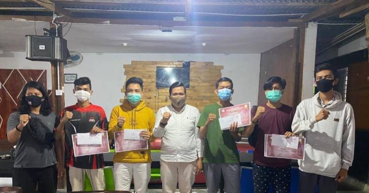 Ketua Pengcap ESI Kabupaten Kuansing Serahkan Hadiah ke para Pemenang Turnamen PUBG
