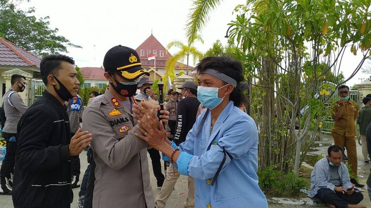 Demo Tolak UU Omnibus Law Di Inhil Berlangsung Damai, Demonstran Berswafoto Dengan Kapolres Inhil.