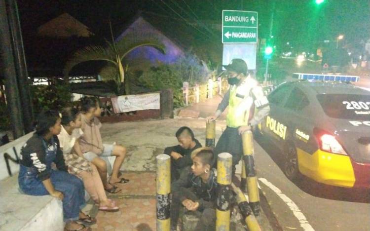 Kepolisian Sektor Pataruman Sita Puluhan Botol Miras 
