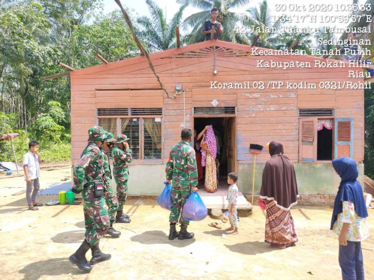 Koramil 02/TP Dim 0321/Rohil Bantu Sembako dan Goro Akibat Musibah Puting Beliung