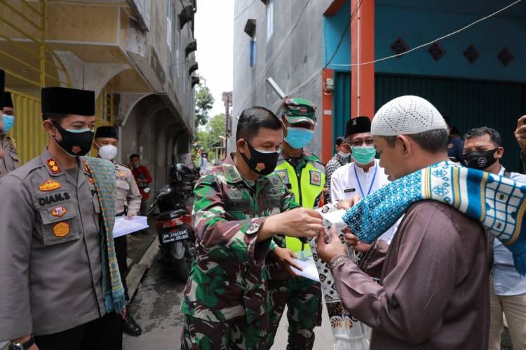 Kapolres Inhil, Dandim 0314/Inhil dan Ketua DPRD Inhil bagikan Masker di Masjid Al-Jama'ah Tembilahan